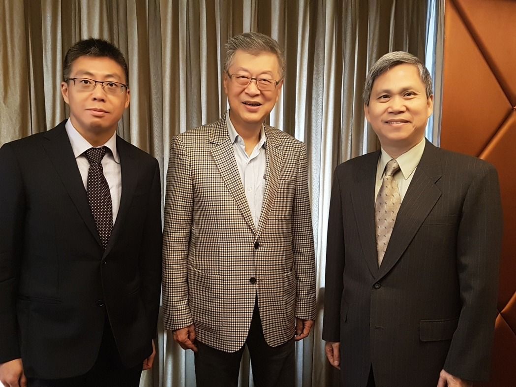 新世代金融基金會董事長陳冲(中)與沈臨龍(右)、林家宏(右)兩位副董事長。記者孫中英／攝影